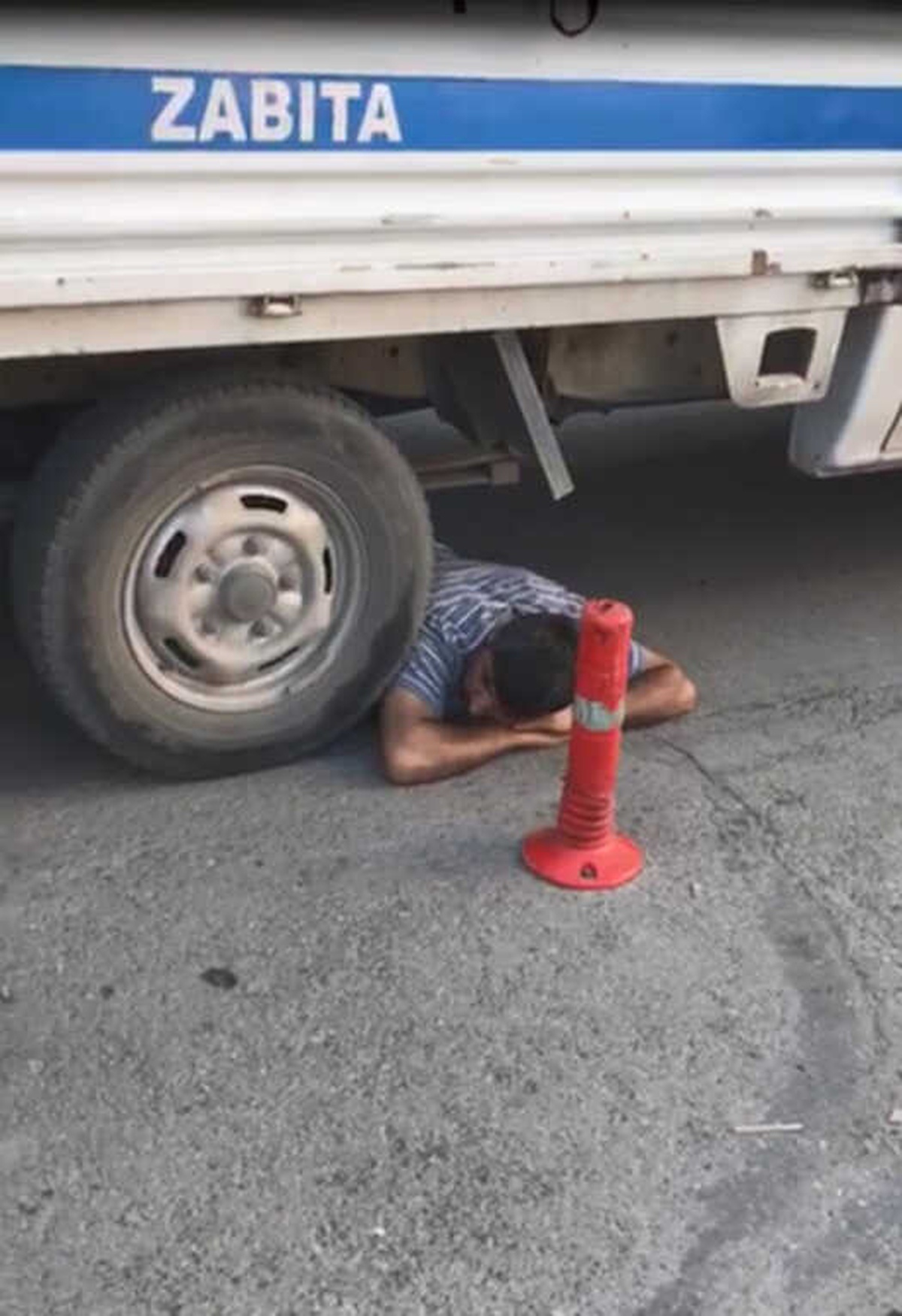 Seyyar Satıcı, Zabıta Aracının Altına Girdi