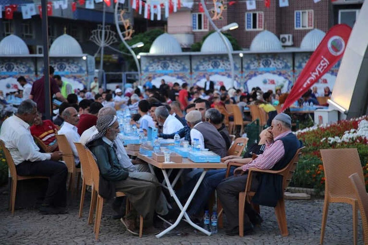 Siirt\'te 60 Bin Kişiye İftar Verildi
