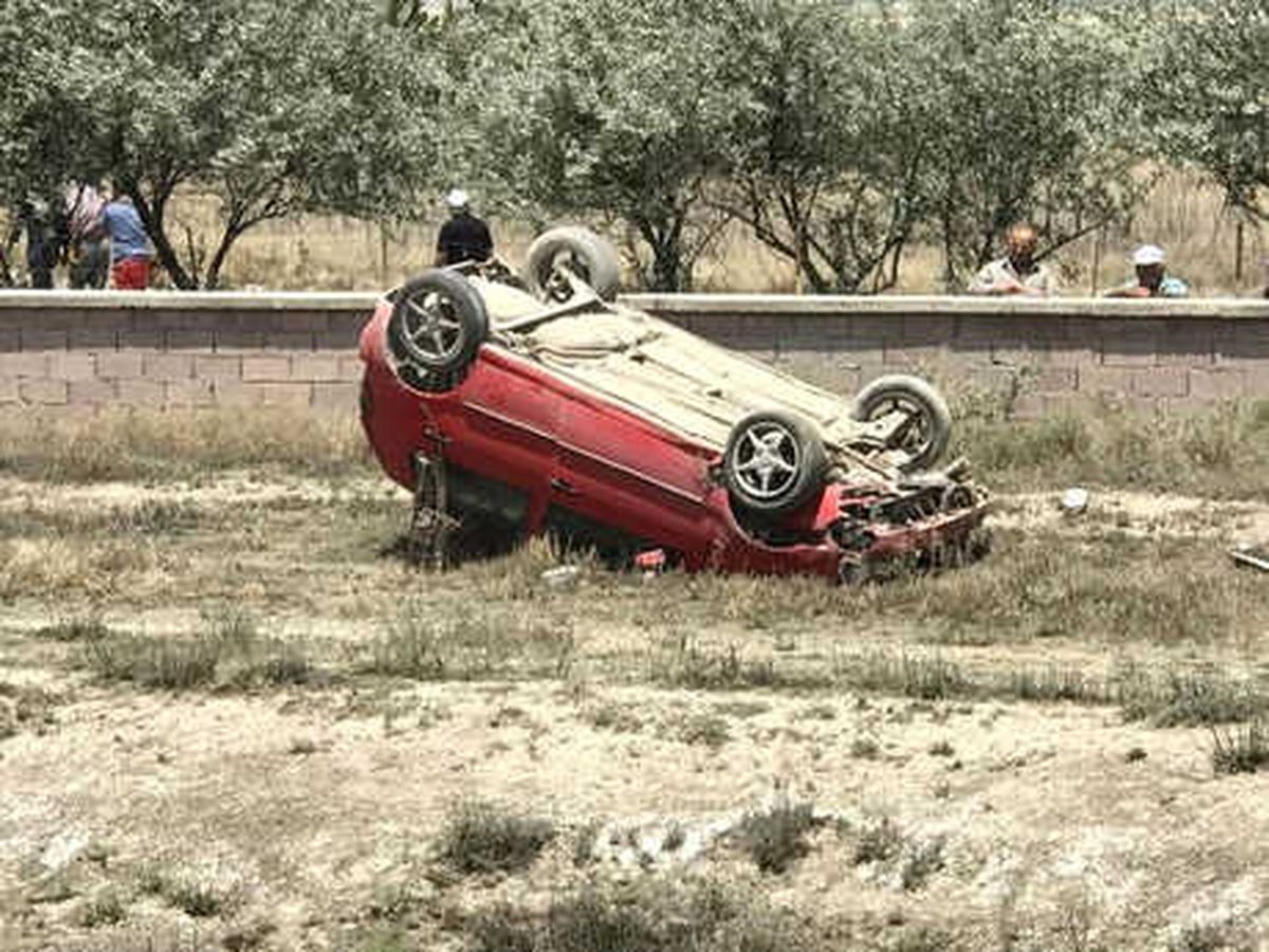 Takla Atan Otomobildeki Çift Yaralandı