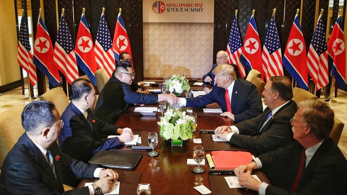 Trump ve Kim Tarihi Zirvede Bir Araya Geldi