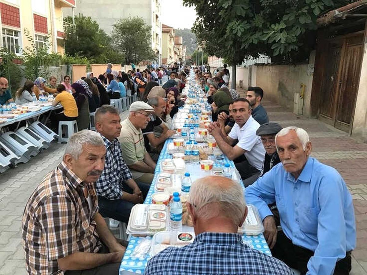 Taşova Belediyesi 7 Mahallede 5 Binden Fazla Kişiye İftar Verdi