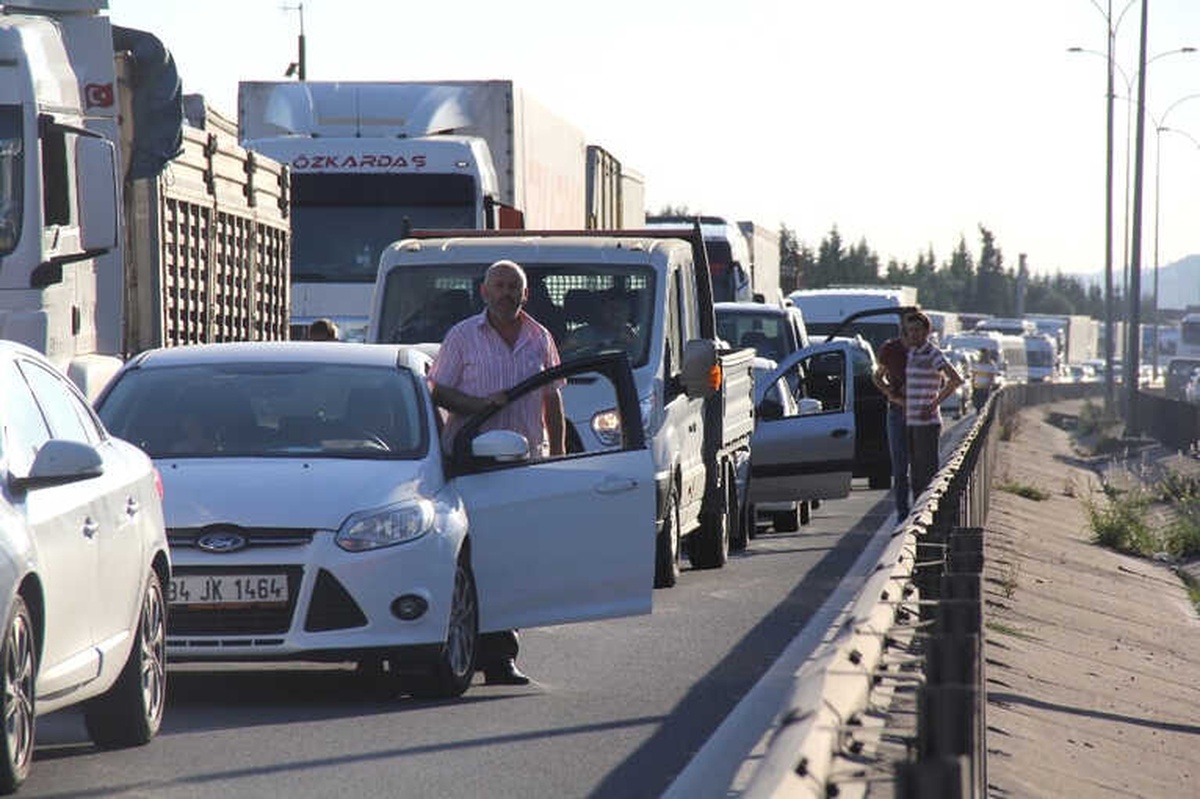 Tem\'de 5 Araç Birbirine Girdi, 10 Kilometre Kuyruk Oluştu
