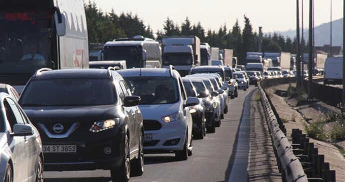 TEM\'de 5 Araç Birbirine Girdi, Yol Yarım Saat Ulaşıma Kapandı