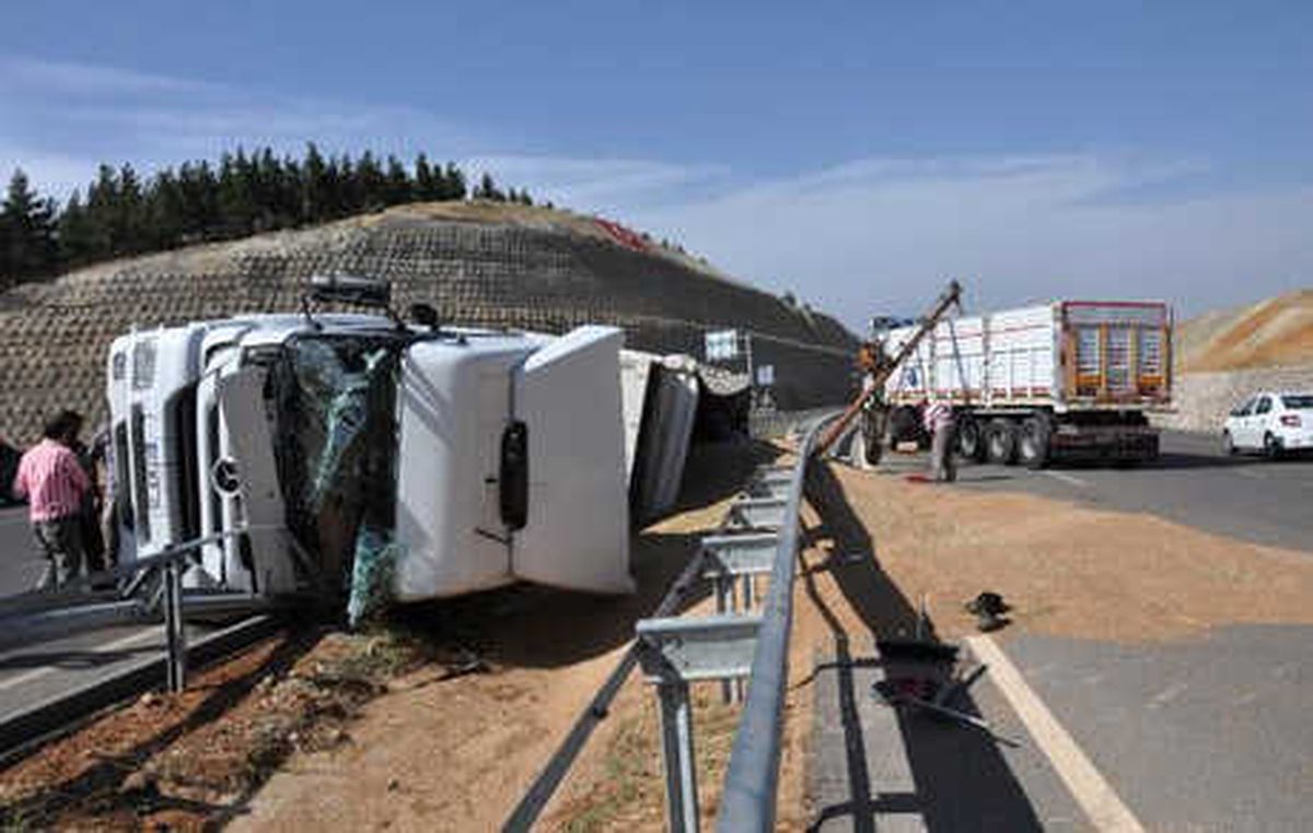 Tır Devrildi, 25 Ton Buğday Yola Saçıldı