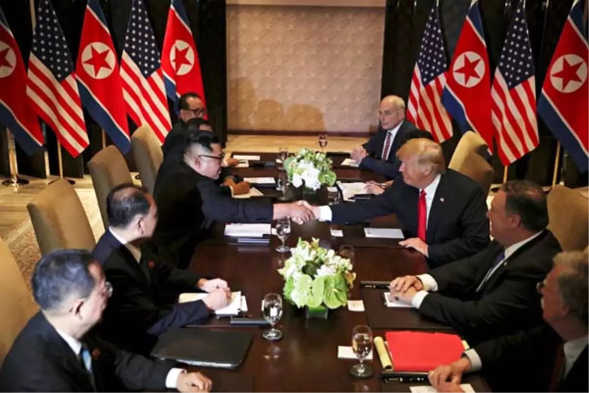 Trump ve Kim Arasındaki Tarihi Zirvede "Kapsamlı Ortak Mektuba" İmzalar Atıldı