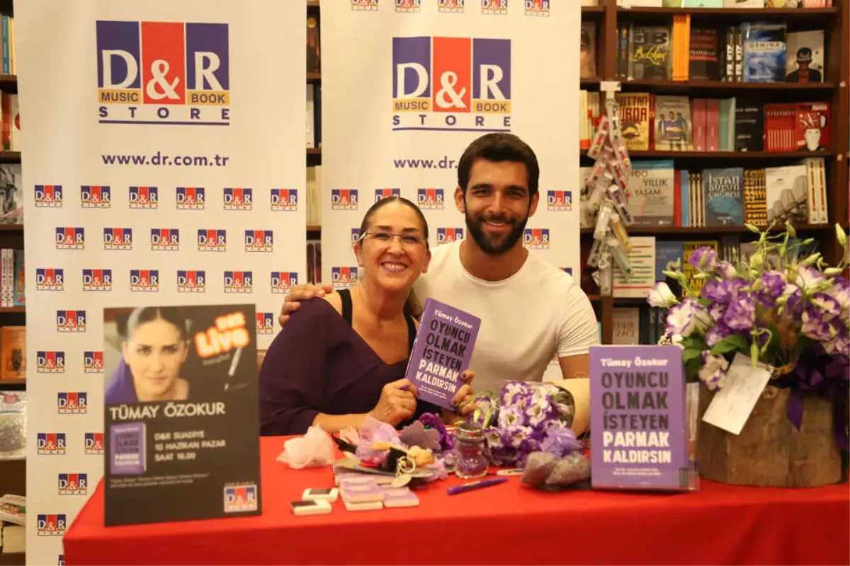 Tümay Özokur\'u Yeni Kitabının İmza Gününde Ünlü Dostları Yalnız Bırakmadı