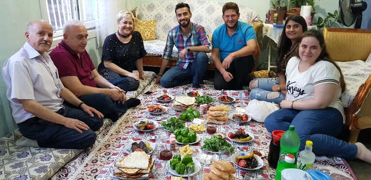 Üniversite Öğrencilerinden Yoksul Ailelere İftar
