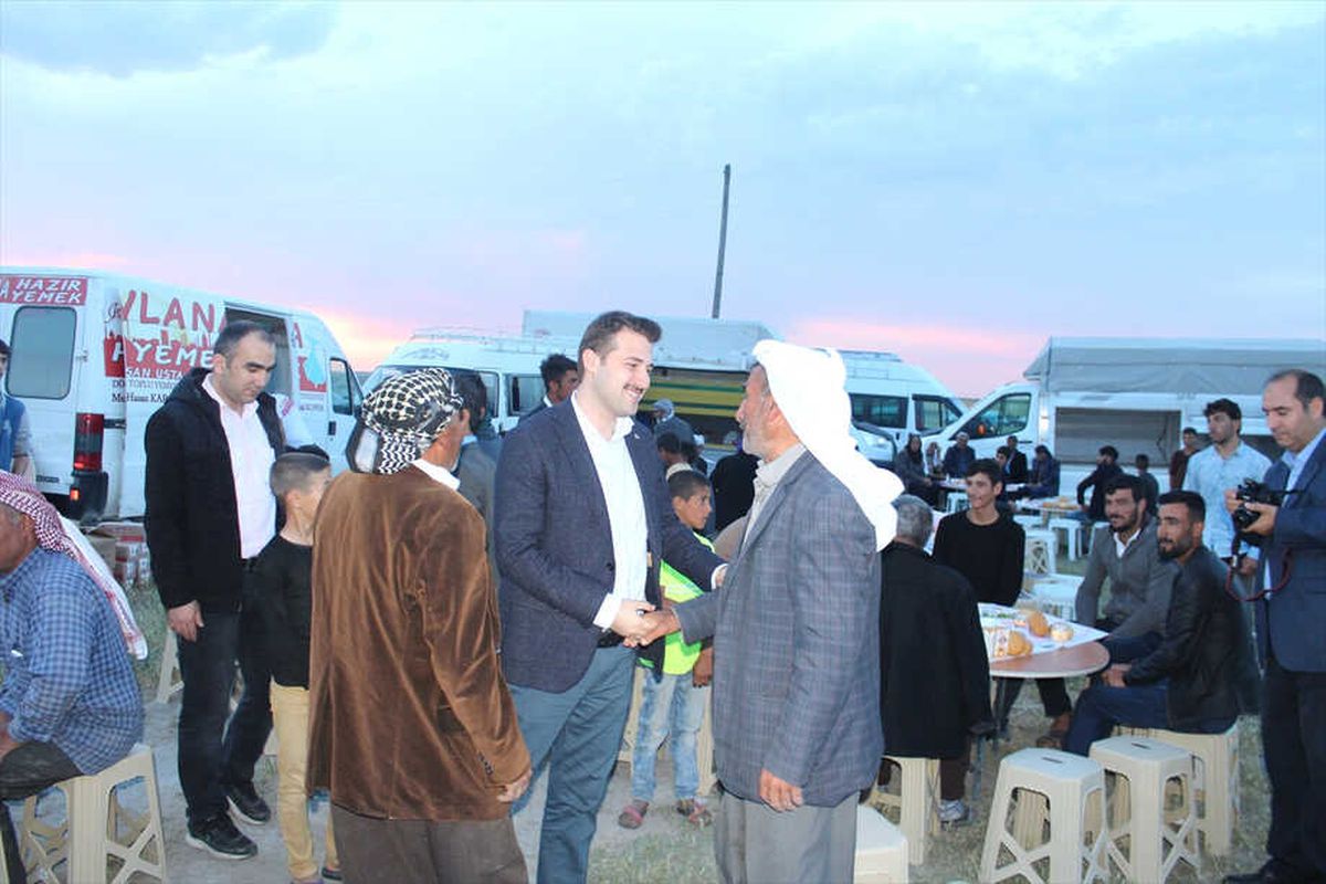 Yunak Kaymakamı Cıdıroğlu, Tarım İşcileriyle İftar Yaptı