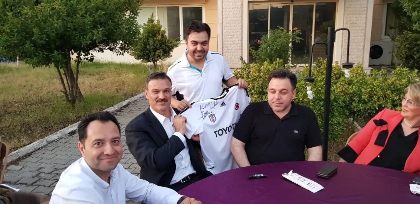 AK Parti İzmir Milletvekili Adayı Milli Futbolcu Alpay Özalan Tire\'de Vatandaşlarla Buluştu