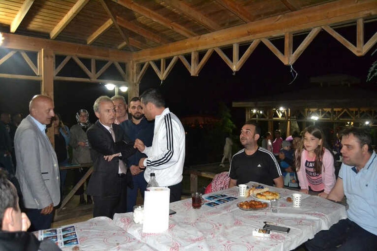 Ak Partililere Kestaneci\'de Sevgi Seli
