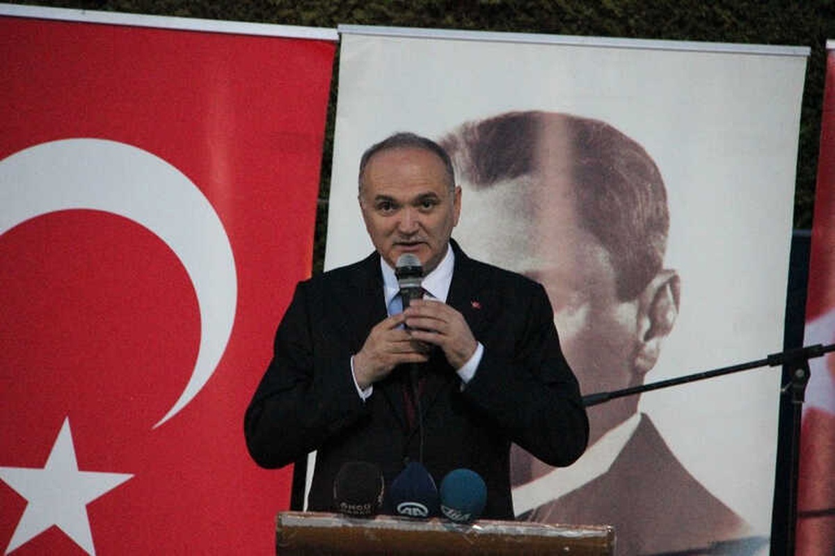 Bakan Özlü: "Biz Yapacaklarımızı, Onlar Yıkacaklarını Konuşuyor"