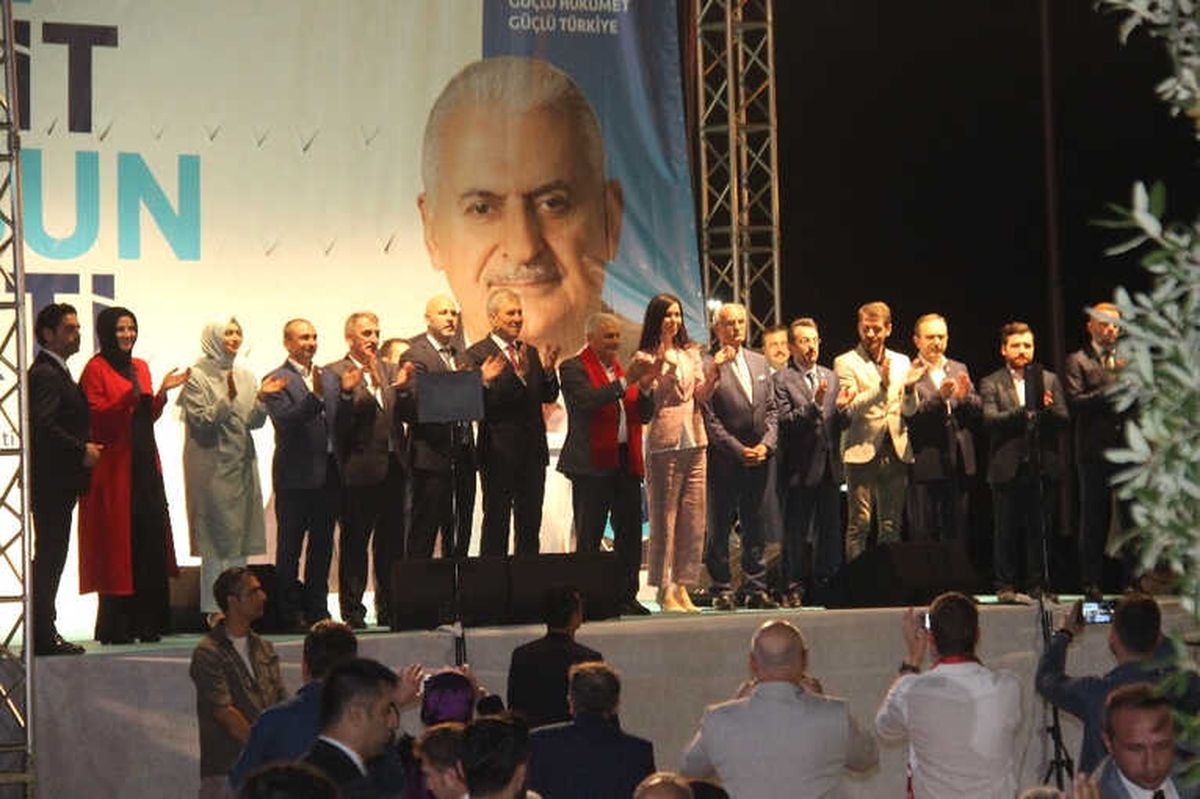 Başbakan Binali Yıldırım: "Cumhurbaşkanı Adaylarından Biri Terör Destekçisini Ziyarete Gitti"