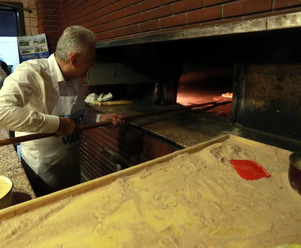 Başbakan Samsun\'da Fırına Pide Sürdü