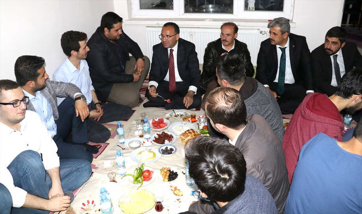 Başbakan Yardımcısı Bozdağ Gençlerle Sahur Yaptı