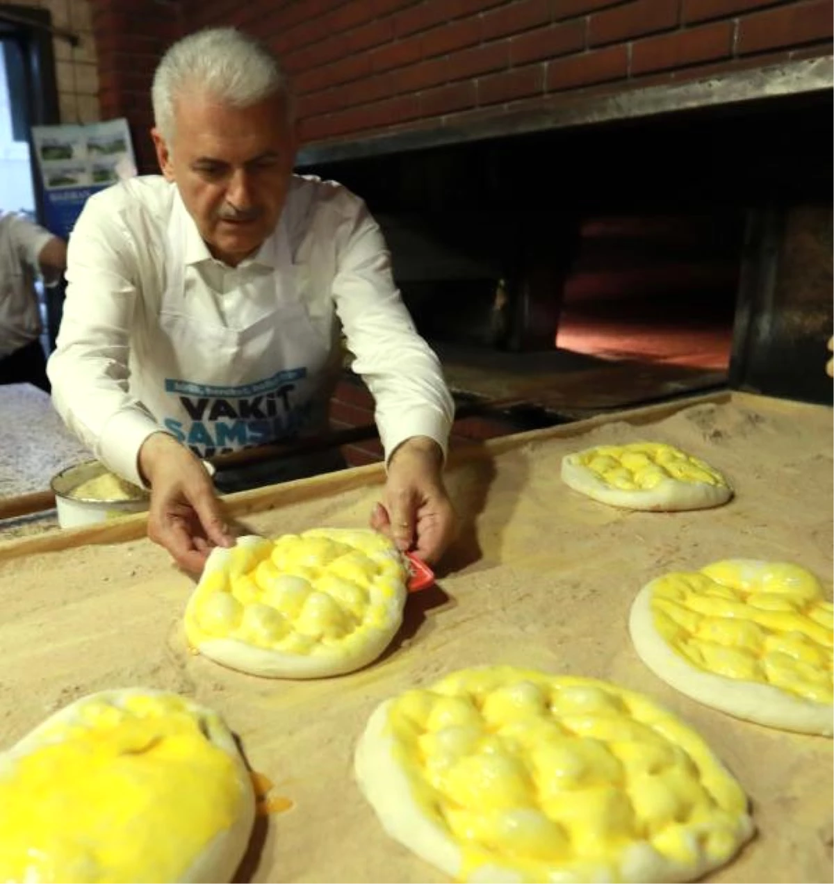 Başbakan Yıldırım, Önlüğü Takıp Pide Pişirdi