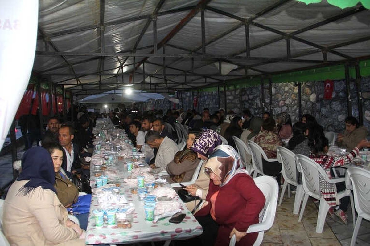 Başkale\'de Vatandaşlar İftar Sofrasında Buluştu