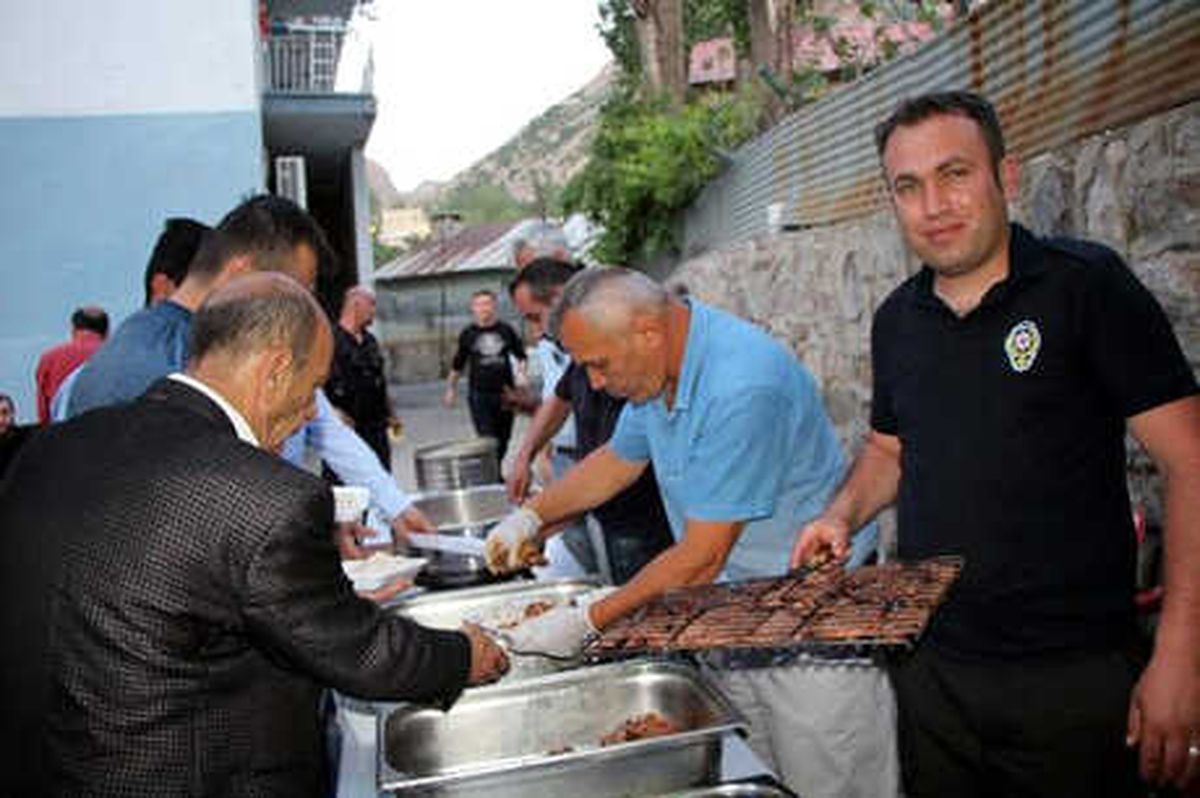 Beytüşşebap\'ta Emniyetten Halka İftar Yemeği