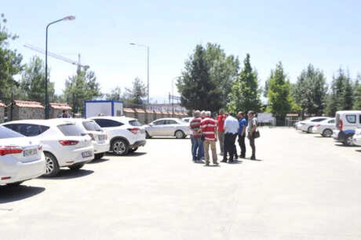 Bina Boyanırken Araçlarının Zarar Gördüğü İddiasıyla Şikayetçi Oldular