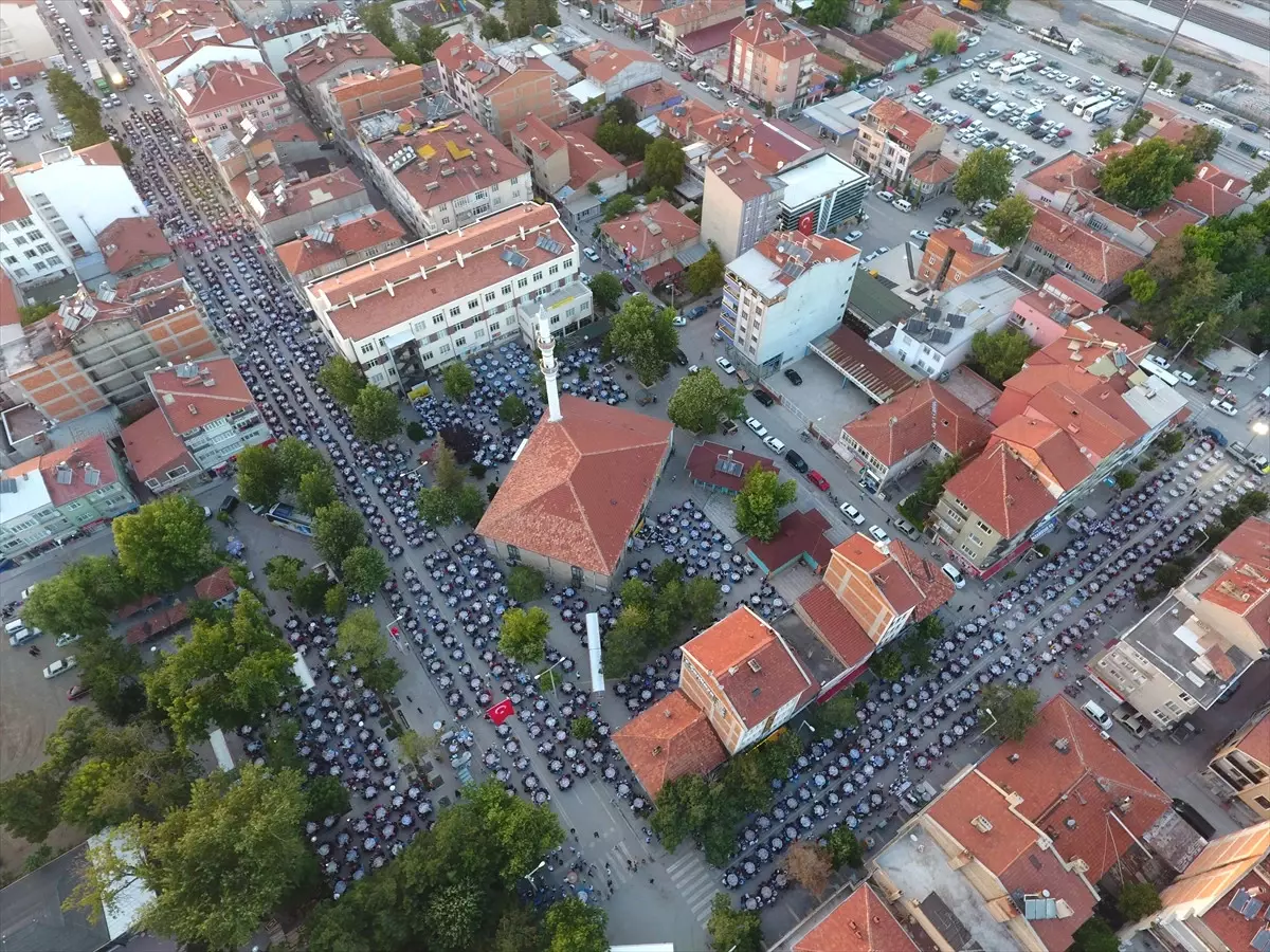 Çumra Belediyesi 46 Mahallede İftar Sofrası Kurdu