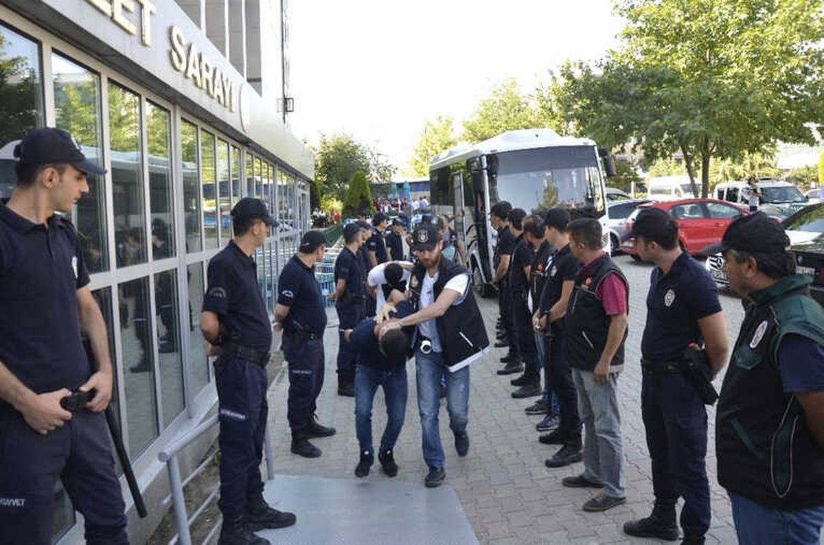 Denizli\'de Şafak Operasyonunda Gözaltına Alınan 11 Kişi Adli Adliyeye Sevk Edildi