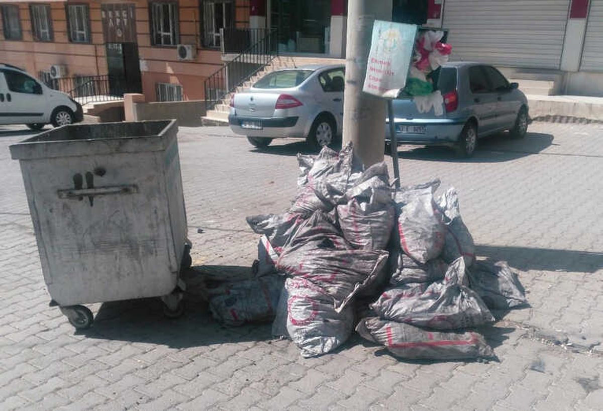 Devletin Verdiği Onlarca Torba Kömürü Çöpe Attılar