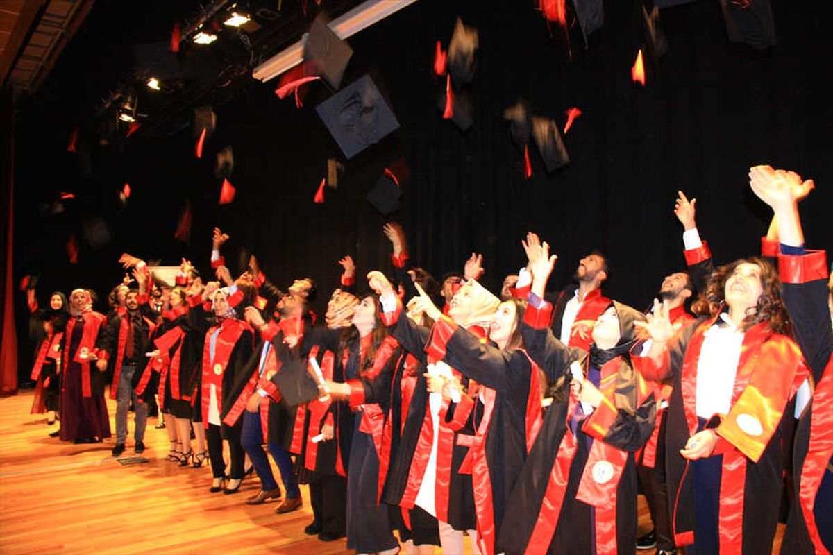 Dicle Üniversitesi Eczacılık Fakültesi İlk Mezunlarını Verdi