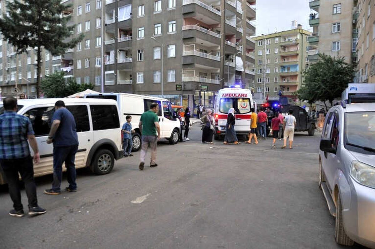 Diyarbakır\'da Silahlı Kavga: 3 Yaralı