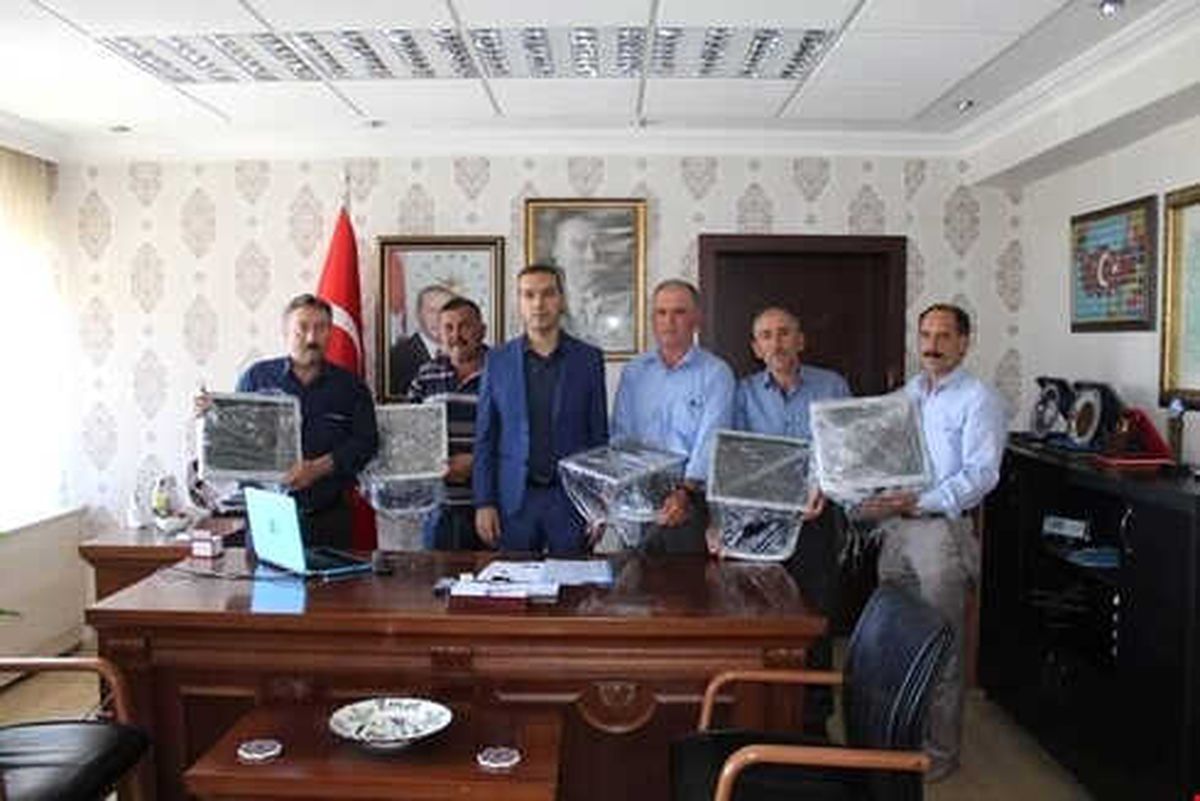 Emet Kaymakamlığı Bilgisayar Dağıttı