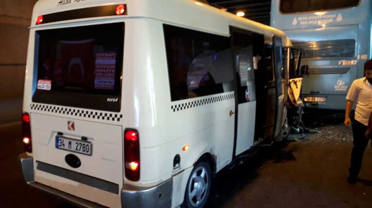 Fatih\'te Minibüs ile Özel Halk Otobüsü Çarpıştı: 10 Yaralı