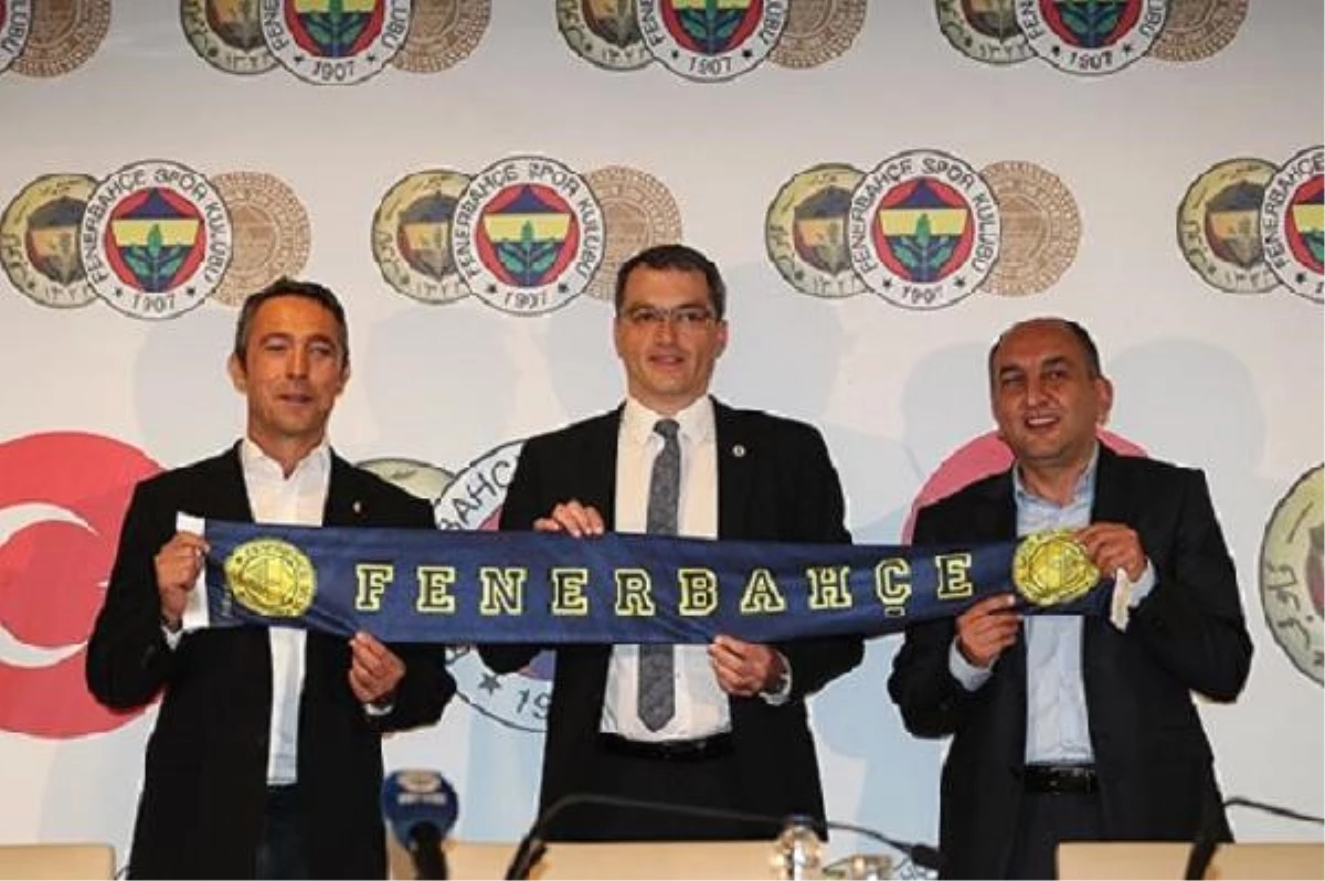 Fenerbahçe\'de Comolli Sözleşmeyi İmzaladı