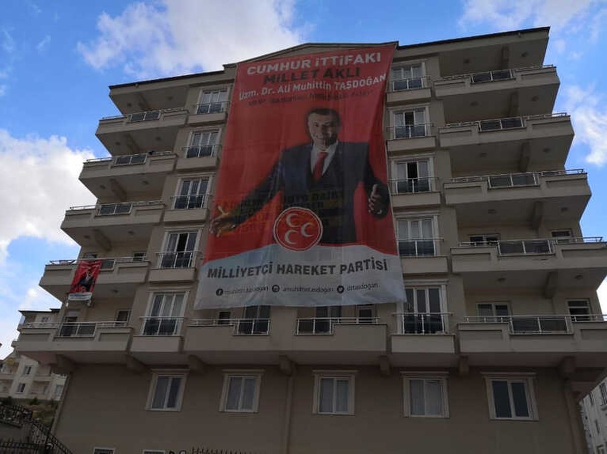 Gaziantep\'te Binalar MHP Bayraklarına Büründü