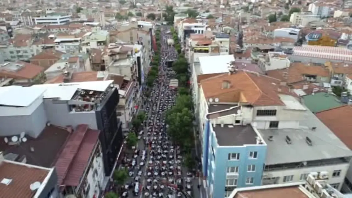 Gelenek Yine Bozulmadı... Türkiye\'nin En Büyük İftar Sofrası Yine Uşak\'ta Kuruldu