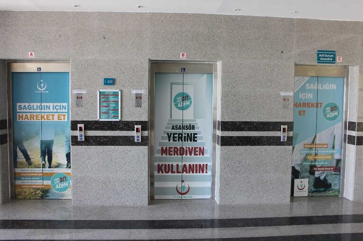 Hastane Asansörleri "Sağlığın İçin Hareket Et" Yazı ve Resimleriyle Giydirildi
