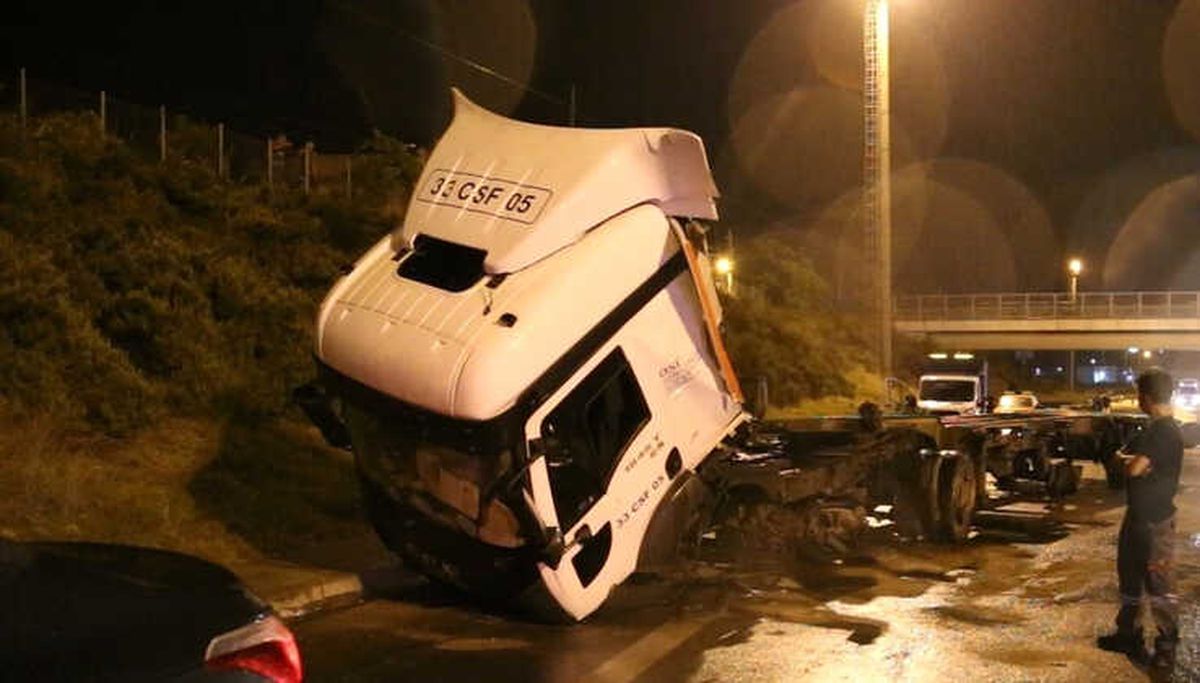 Hatay\'da Tır Gişelere Çarptı: 1 Yaralı