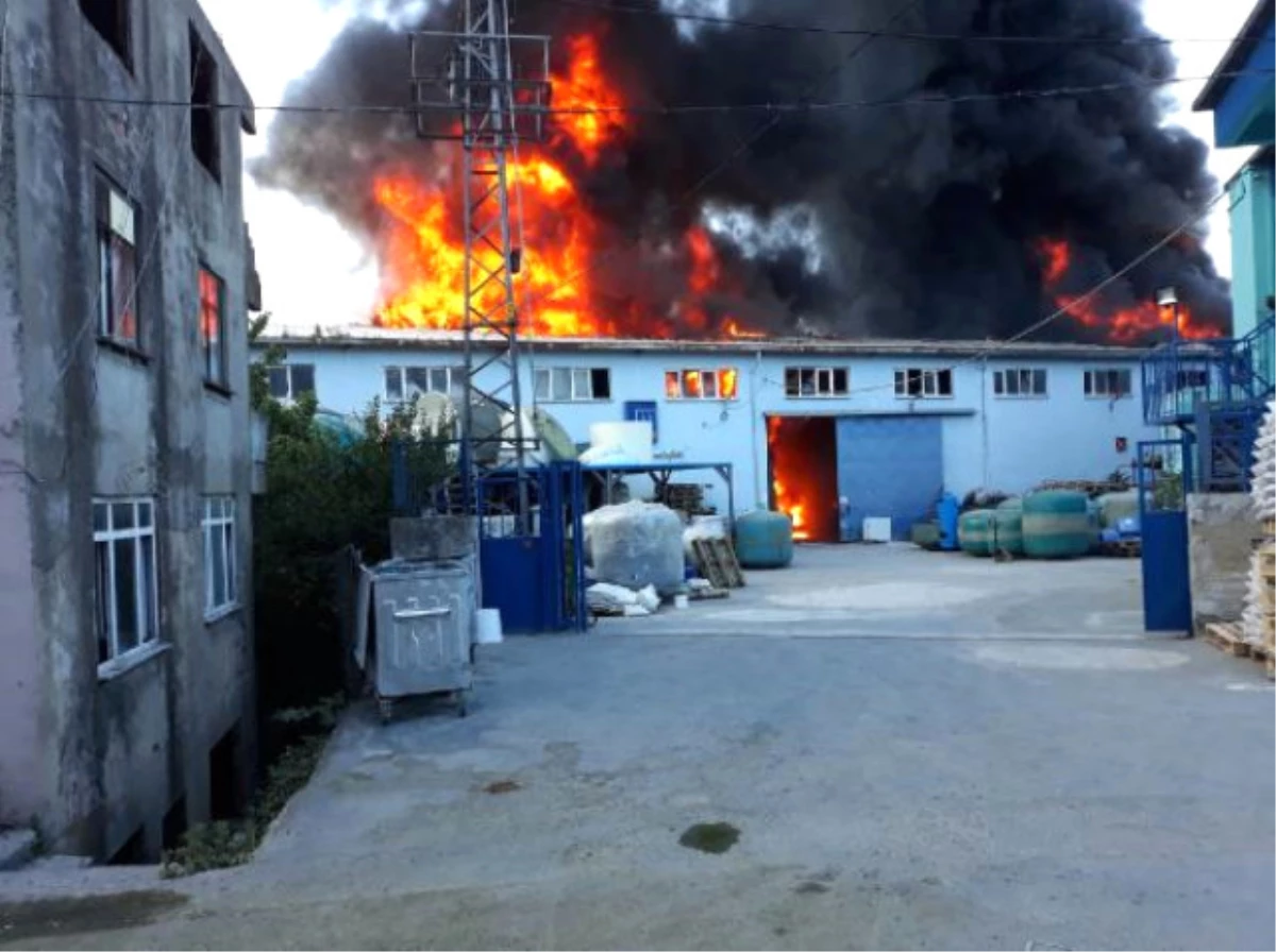 İstanbul\'da Büyük Korkuya Sebep Olan Fabrika Yangını Kontrol Altına Alındı