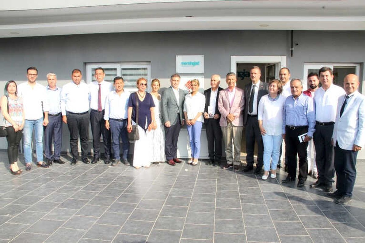 İzol: "Ekonomi, Siyasetin Gölgesinde Kalmamalı"