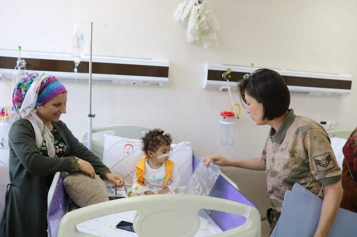 Jandarma Ekipleri Hastalara Geçmiş Olsun Dileklerinde Bulundu