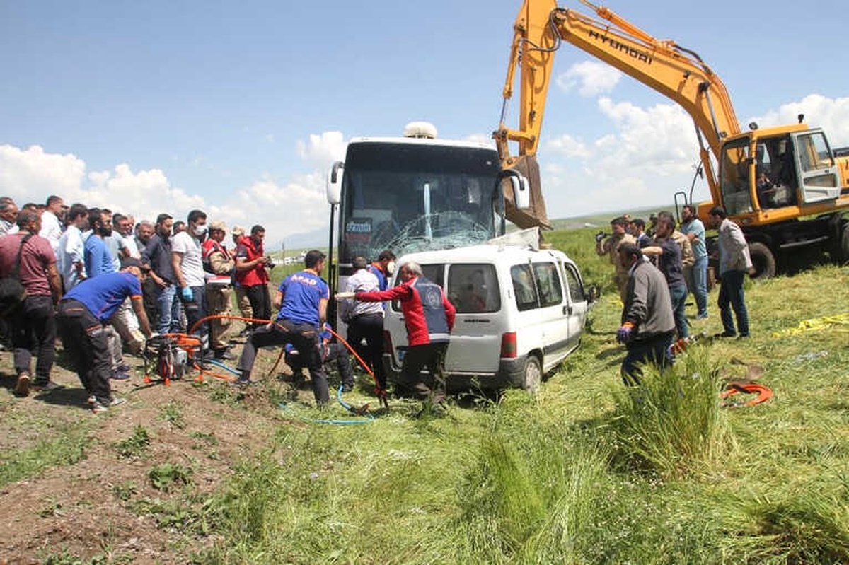 Kamyonetle Yolcu Otobüsü Çarpıştı: 1 Ölü, 11 Yaralı