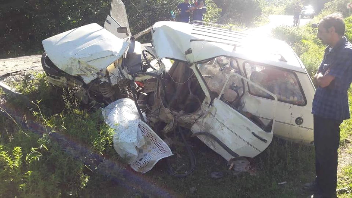 Kastamonu\'da İki Otomobil Kafa Kafaya Çarpıştı: 1 Ölü, 4 Yaralı