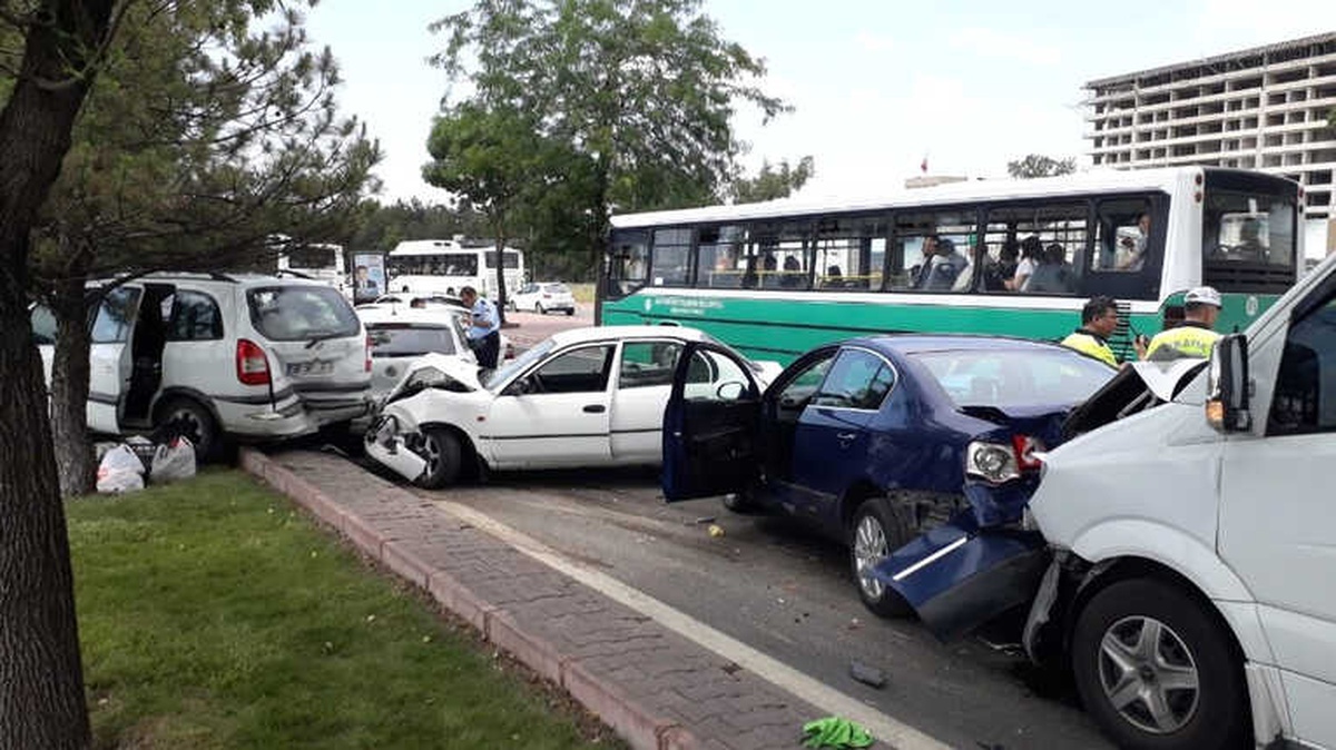 Kayseri\'deki Zincirleme Trafik Kazasında 8 Araç Birbirine Girdi