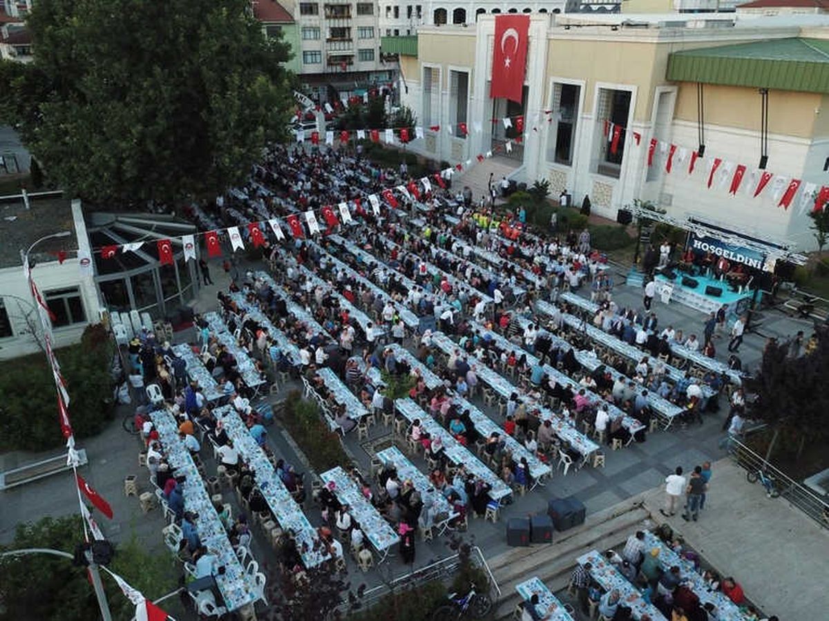 Körfez\'de İftar Yemeği Fatih ve Güney Mahallesi\'nde Devam Etti