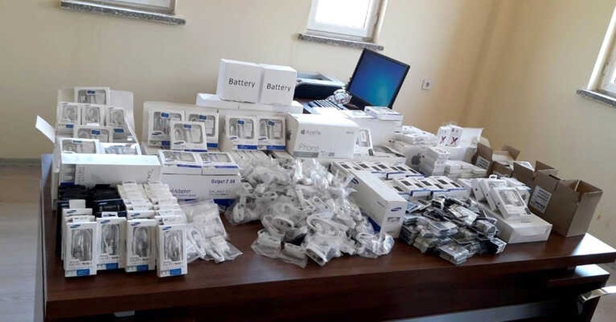 Manisa\'da Durdurulan Araçtan Kaçak Cep Telefonu Parçaları Çıktı