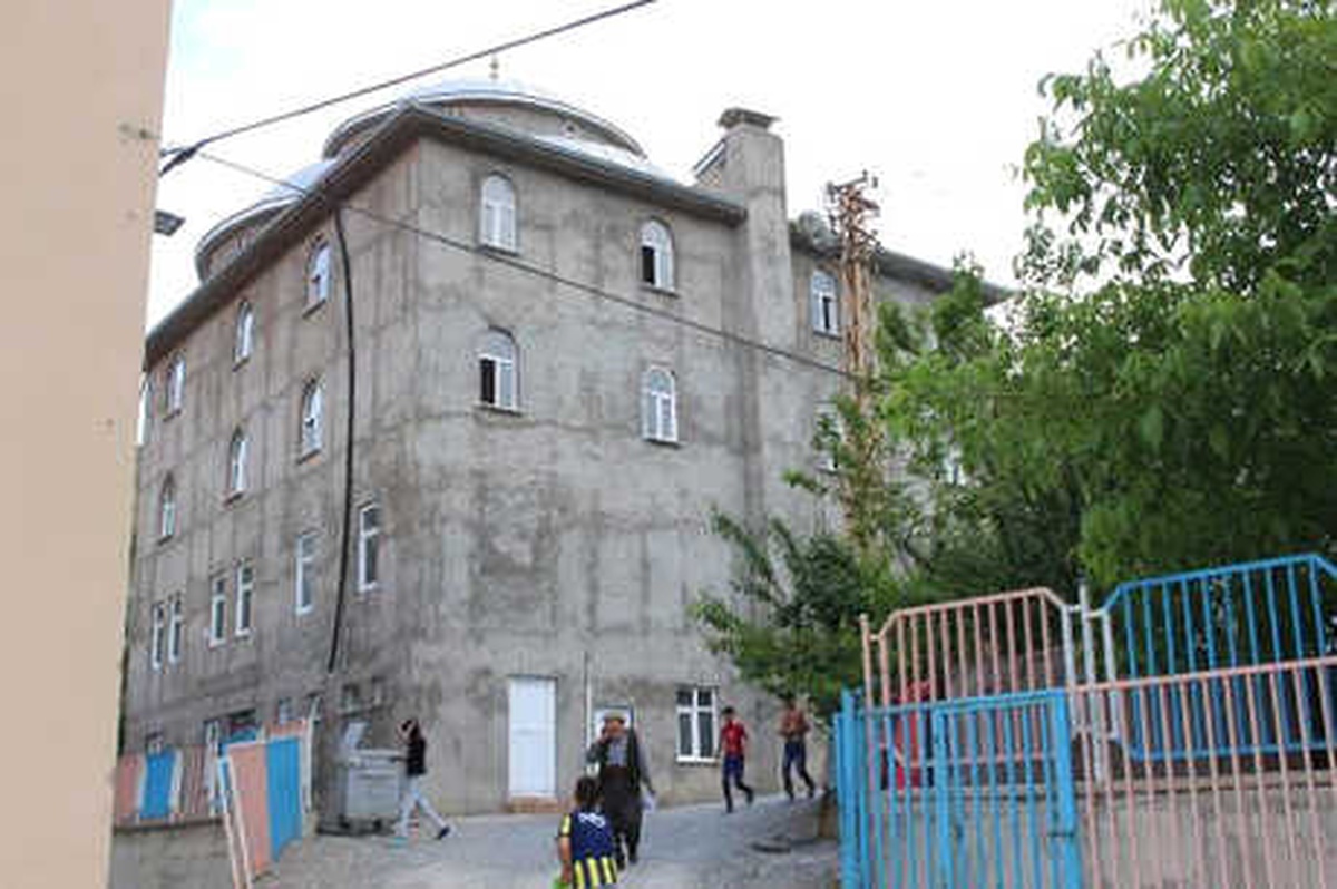 Müftülüğe Tepki Gösterip, İnşaatı Bitmeyen Camiyi Satışa Çıkardılar