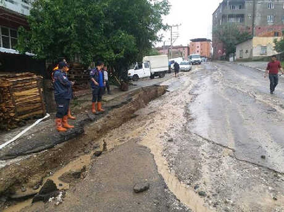 Niğde\'de Sağanak Nedeniyle Ev ve İş Yerlerini Su Bastı