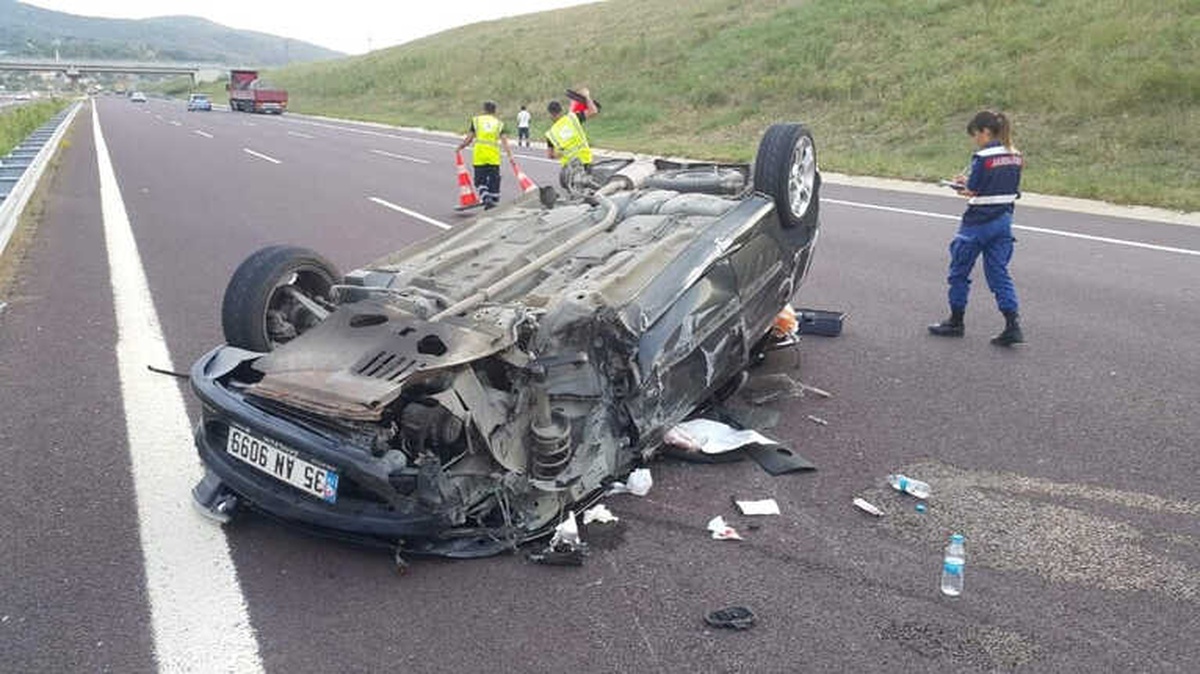 Otobanda Feci Kaza, Tır\'a Çarpıp 4 Takla Attı