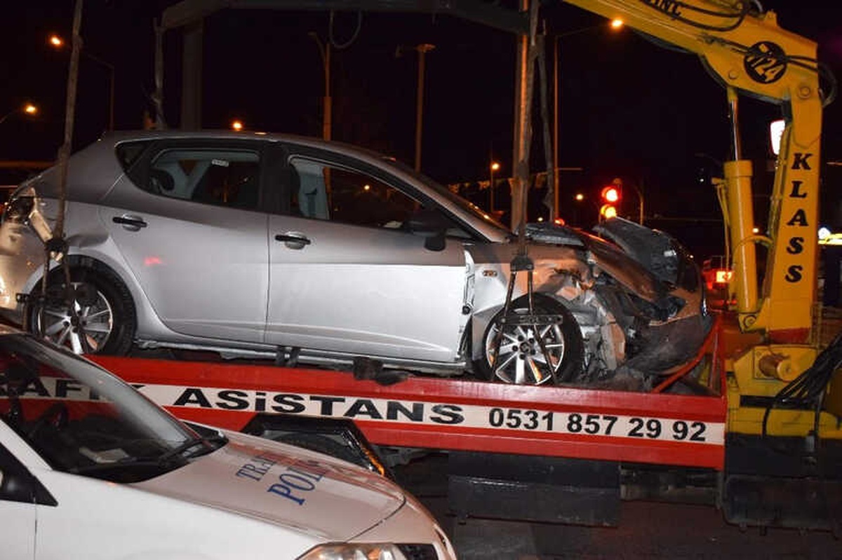 Otomobil ile Kamyonet Çarpıştı: 1 Yaralı