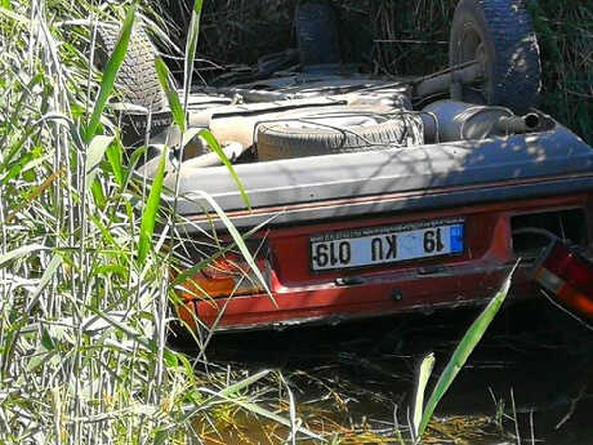 Otomobil Kanala Uçtu, Sürücünün Burnu Bile Kanamadı
