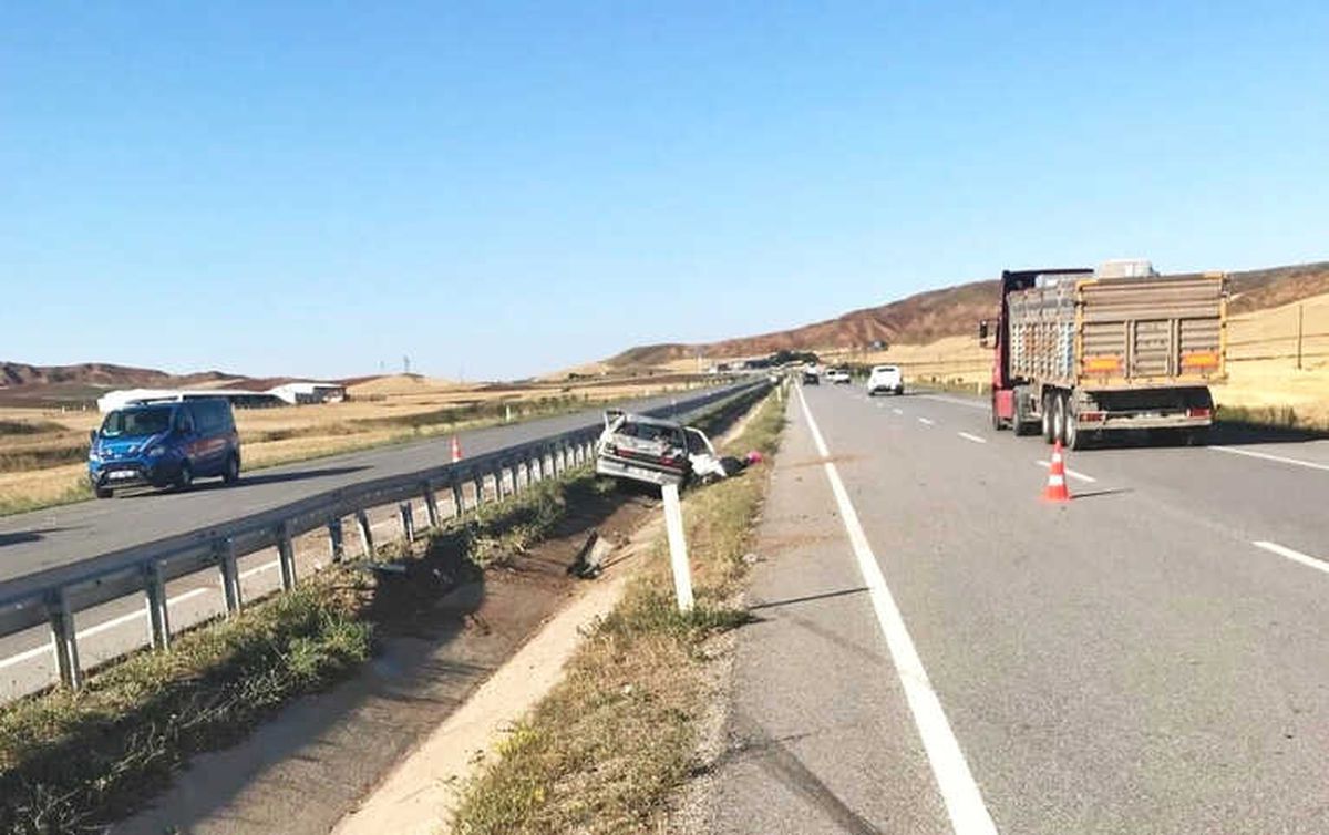 Otomobil Su Kanalına Devrildi : 3 Yaralı