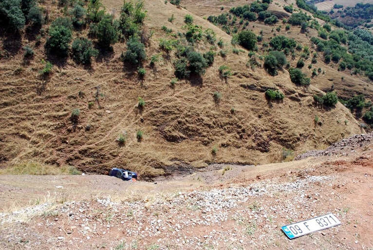 Otomobil Uçuruma Yuvarlandı: 1 Ölü, 3 Yaralı