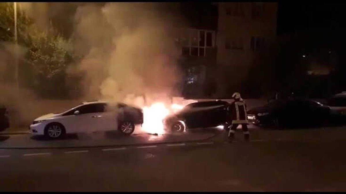 Park Halindeki 2 Otomobil Alev Alev Yandı